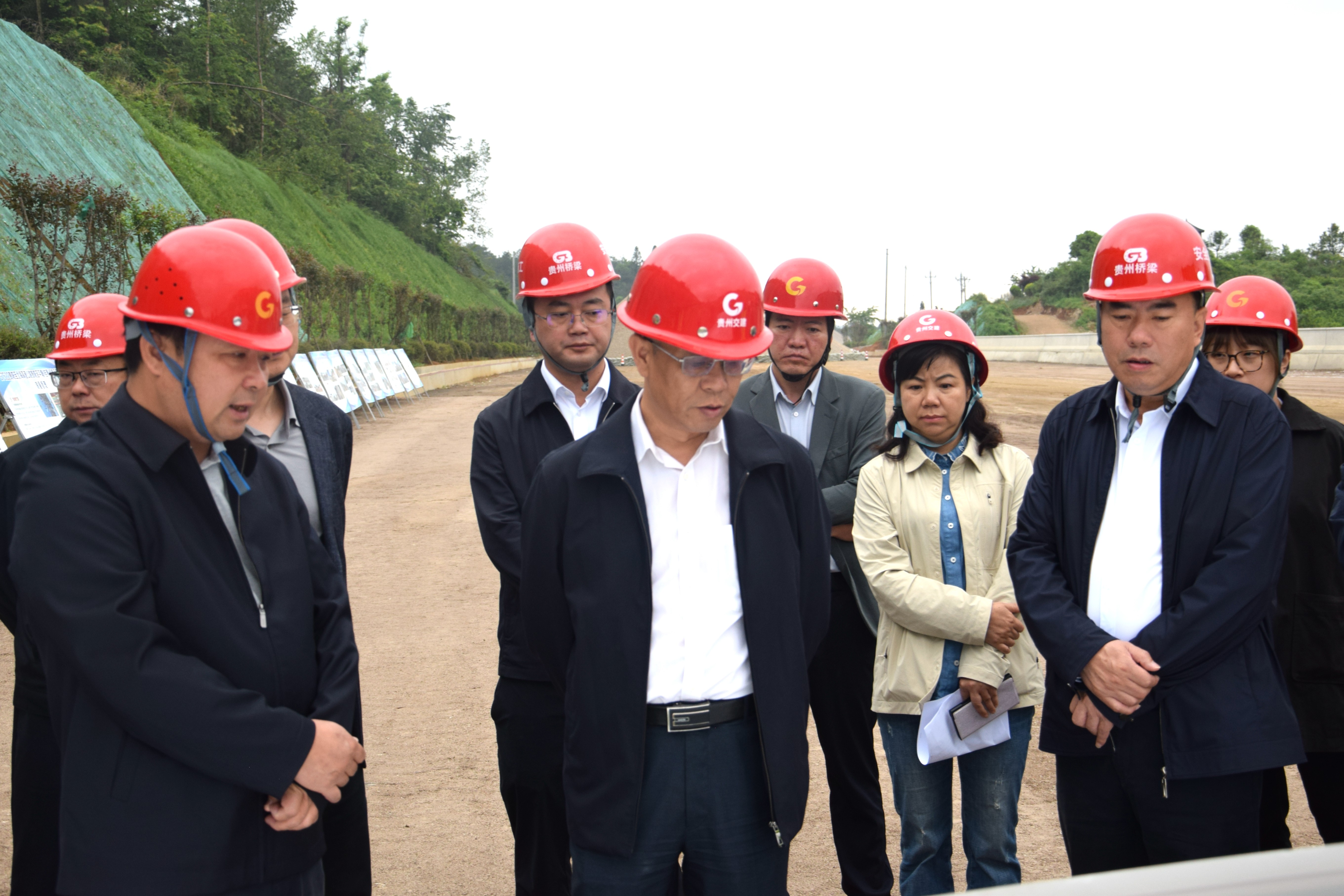 1.在贵平1标贵瓮改扩建路基施工现场调研.jpg